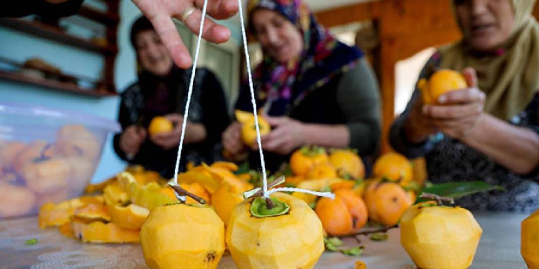 Mahallenin kadınları bahçede yetiştiriyor, olgunlaşmadan kurutuyor! Kilosunu 600 TL’den satıp eve katkı sağlıyorlar 1